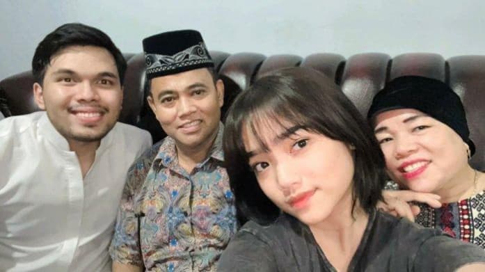 Fuji dan Haji Faisal Bagi THR, Penampakan Amplop Bikin Netizen Salfok