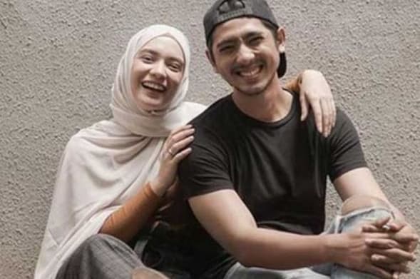 Tepis Isu Rumah Tangga Retak, Putri Anne Pamer Hangout Bareng Arya Saloka dan Anak
