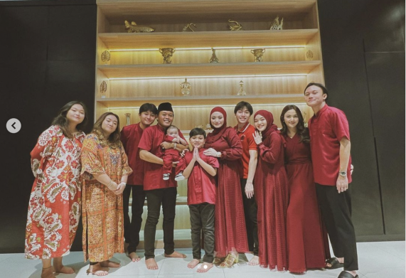 Pakai Baju Kembar, Mahalini Ikut Keluarga Rizky Febian Lebaran