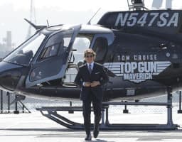 WoW! Hadiri Premier 'Top Gun: Maverick', Tom Cruise Kemudikan Helikopter