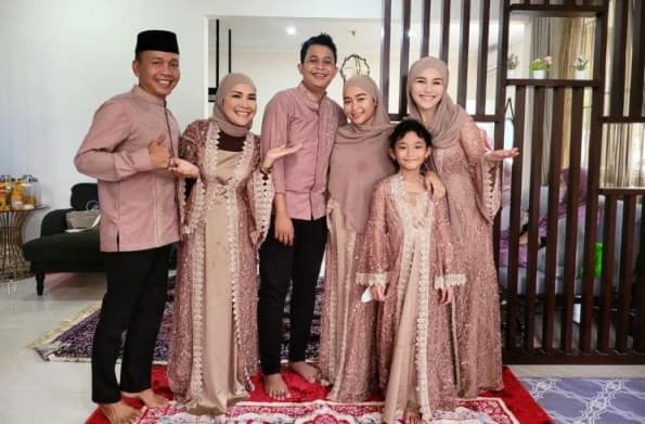 Cara Ayu Ting Ting Berhijab Jelang Berangkat Umrah Jadi Sorotan, Tuai Kritik Netizen