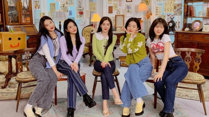 Serunya Aksi Red Velvet Diminta Nyapu Hingga Nyetrika di 'Allo Bank Festival 2022'