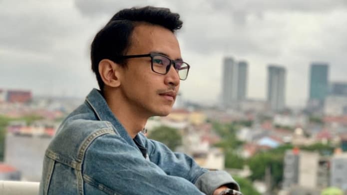Tangis Adam Deni Pecah Usai Dituntut 8 Tahun Penjara Terkait Kasus UU ITE