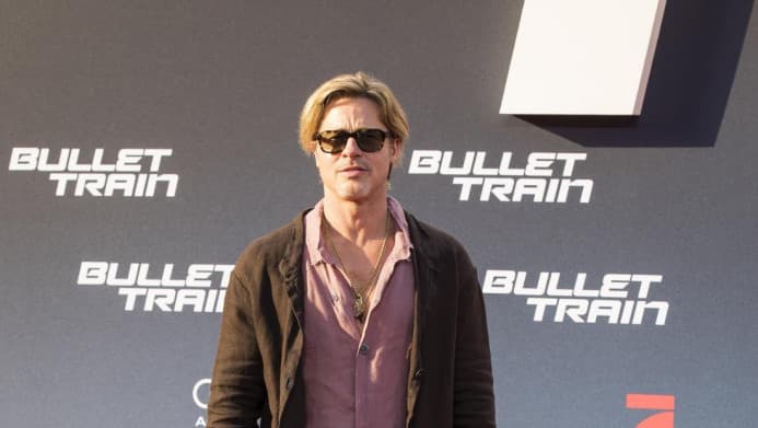 Tampil Pakai Rok, Brad Pitt Buka Suara soal Gaya Penampilan