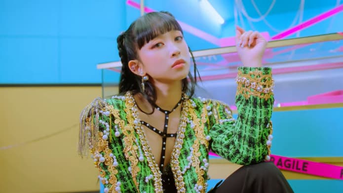 Dita Karang Secret Number Tampil Menawan Sambut Presiden Jokowi di Korea Selatan