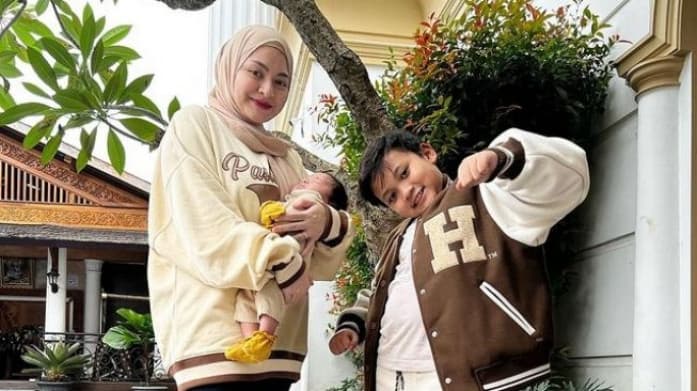 Viral Video Ferdi Cium Baby Adzam, Putri Delina Kena Sindir Netizen