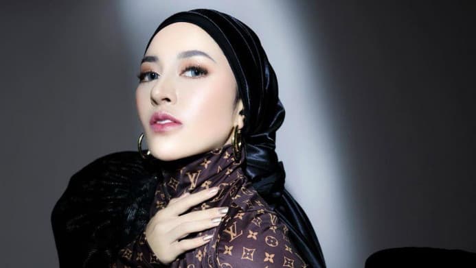 Tuai Kontroversi, Shandy Purnamasari Diduga Lepas Hijab usai Pulang Haji