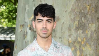 Heboh Joe Jonas Bangga Pakai Botox: Tidak Berlebihan!