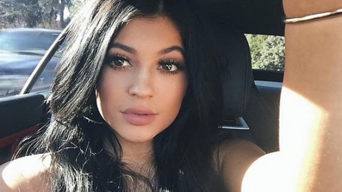 Bentuk Bibir Dikritik Netizen, Kylie Jenner Beri Balasan Menohok