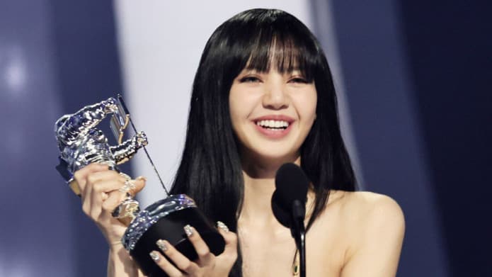 Lisa BLACKPINK Catat Sejarah Sebagai Solois K-Pop Pertama yang Menang MTV VMA 2022