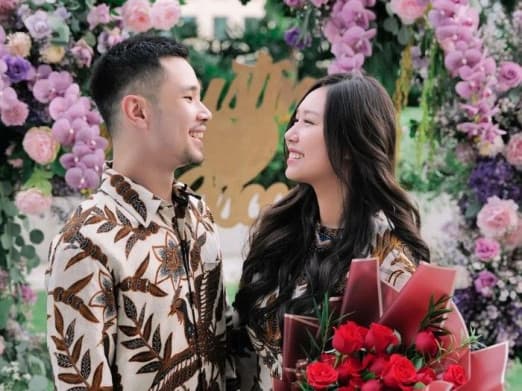 Unggah Foto Berlatar Merah, Jess No Limit dan Sisca Kohl Mulai Siapkan Pernikahan