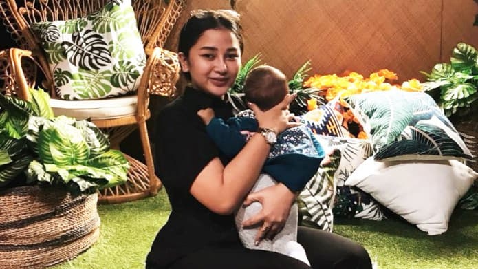 Penuh Haru, Inilah Cara Mutia Ayu Kenalkan Wajah Glenn Fredly ke Anak