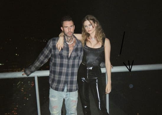 Adam Levine Bantah Selingkuh, Muncul Banyak Wanita Tunjukkan Bukti Chat Genit