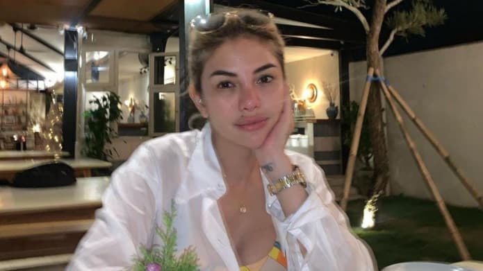 Nikita Mirzani Ngamuk di Persidangan, Lempar Mic dan Map