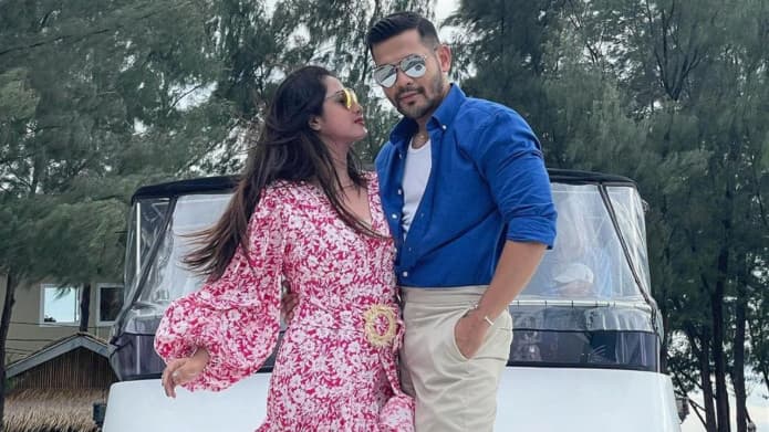 Pamer Kemesraan, Rian Ibram dan Dewi Perssik Pacaran?