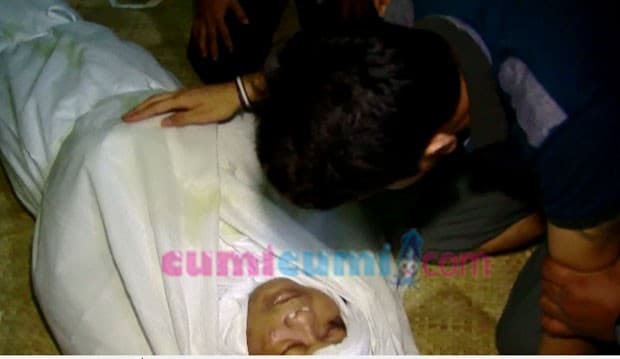 Kevin Histeris di Makam Ayah