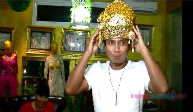 Aden Pakai Mahkota