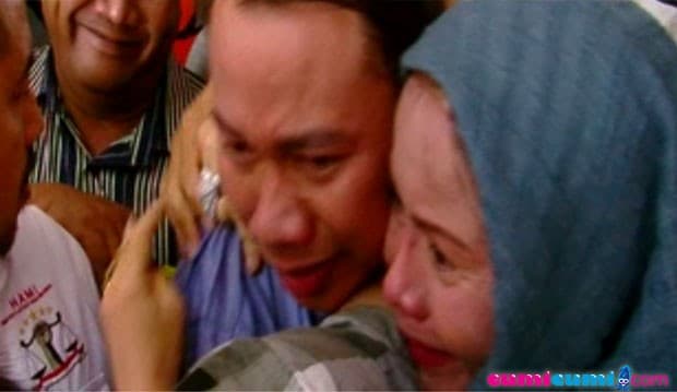 Pelukan Perpisahan Vicky & Sang Bunda....