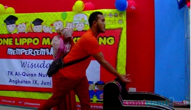 Main Bowling, Istri  Takut