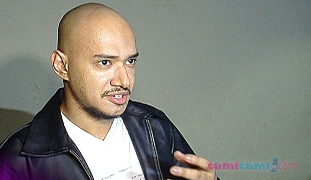Husein ditekuk Ayu
