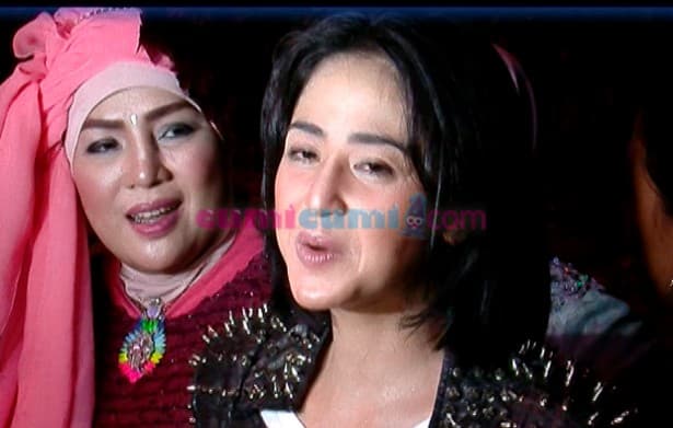 Dewi Perssik Berburu Tanda Tangan Menteri