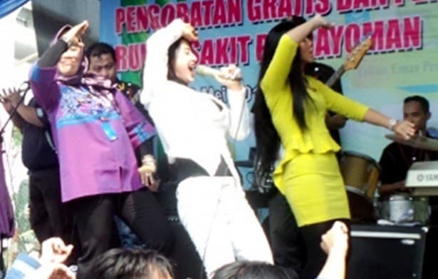 Dewi Perssik Goyang Rutan Pondok Bambu
