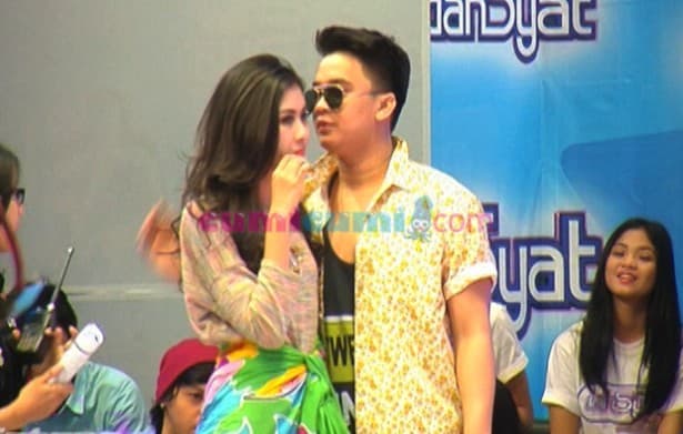 Billy dan Syahnaz Mesra-mesraan