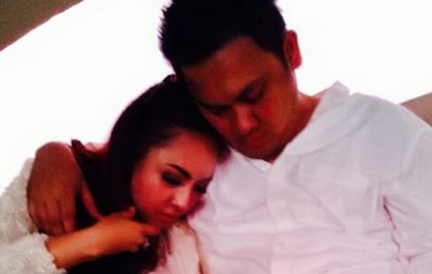 Foto Regina Tidur di Pelukan Farhat Abbas