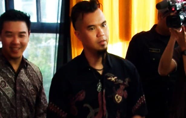 Dhani Rangkul Maia dan Mulan