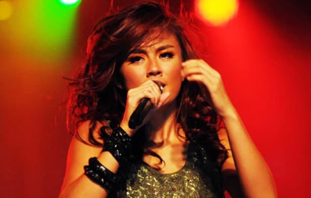 Agnes Monica Cerita Lagu 'Coke Bottle'