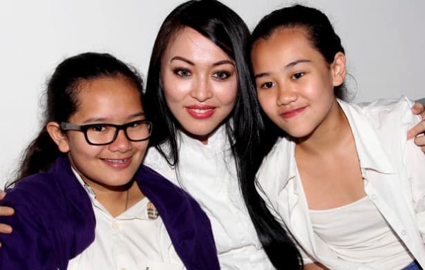 Zahwa dan Aaliyah Jenguk Angelina Sondakh