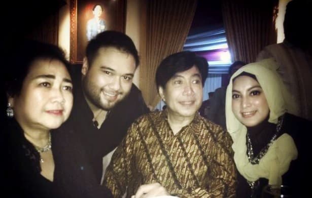 Ultah, Guruh Soekarno Putra Potong Tumpeng