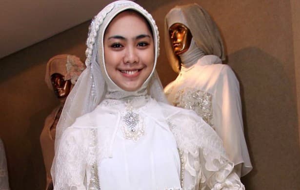 Baju Pengantin Oki Setiana Dewi Dari Sutra Hingga Benang Emas