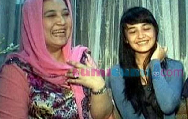 Potret Kedekatan Shireen Sungkar dan Ibunda