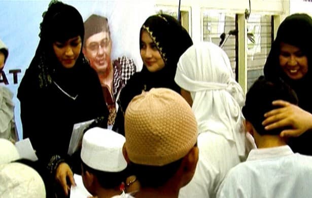 Umi Pipik dan Jupe Gelar Sunatan Gratis