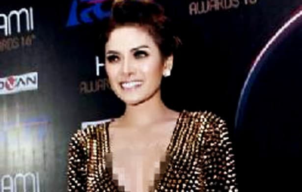Nikita Mirzani Nyaman Pakai Baju Terbuka