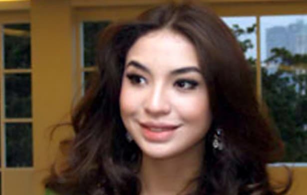 Manohara Nangis Ingat Masa Lalu