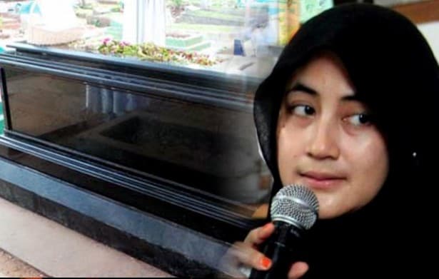 Umi Pipik Bersyukur Makam Uje Akan Dibongkar Lagi