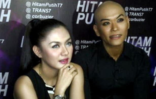 Kemesraan Deddy Corbuzier dan Vicky Shu