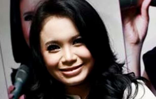 Rosa Bagi-bagi Takjil di Jalanan