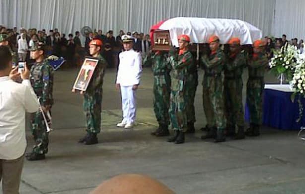 Taufiq Kiemas Dimakamkan Secara Militer