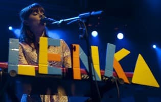 Lenka Tampil Atraktif dan Penuh Kejutan