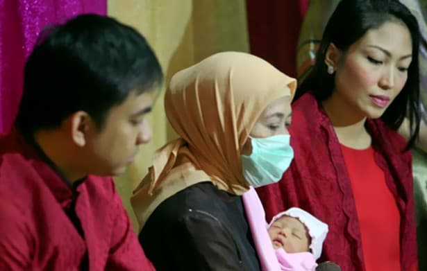 Ayu Dewi Gelar Acara Aqiqah Anak