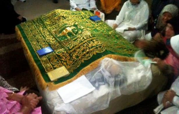 Tata Dado Dimakamkan di Samping Makam Ayah
