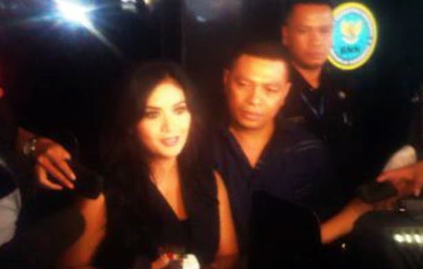 Krisdayanti Jenguk Raffi Ahmad