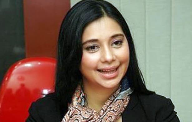 Ayu Azhari Menyanyi Bantu Korban Banjir