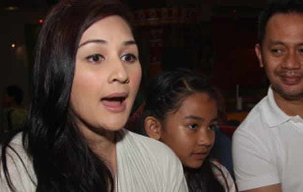 Putri Mona Ratuliu Dapat Honor Menyanyi