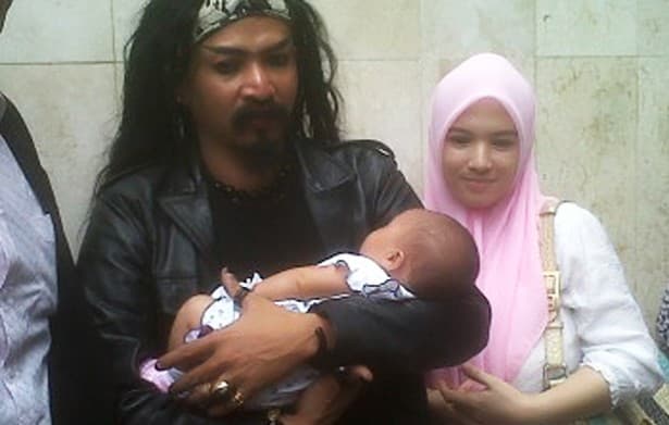 Istri Muda Limbad Dicecar Belasan Pertanyaan