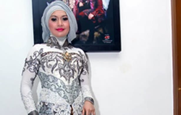 Eddies Adelia Menikah Dengan Adat Jawa
