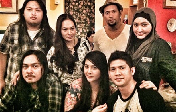 Iko Uwais Makan Bareng Keluarga Besar Audy Item